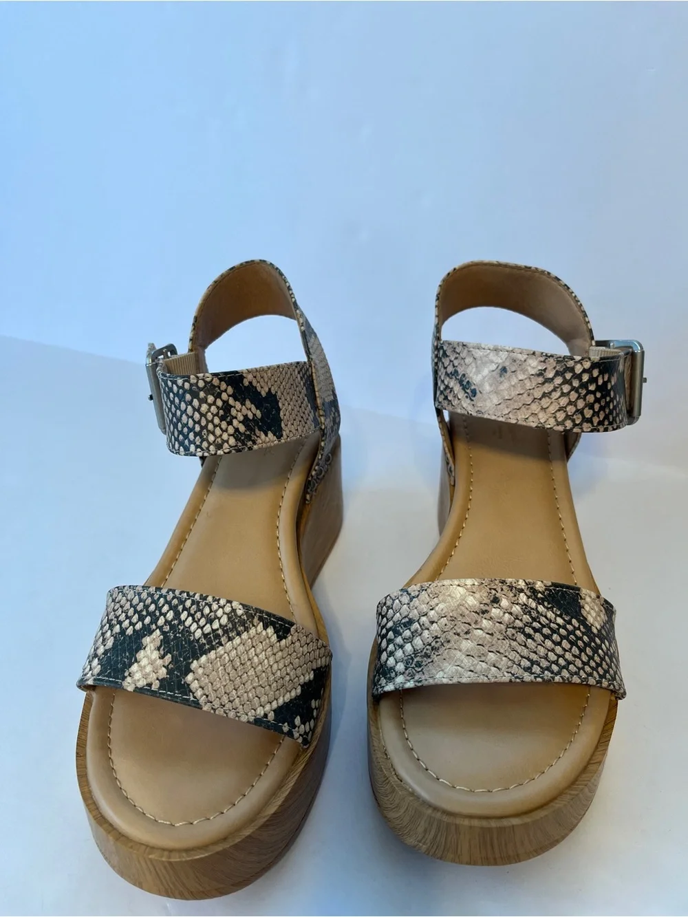 Universal Thread Snake print Platform Sandals size 6.5 with Wood-Effect Sole